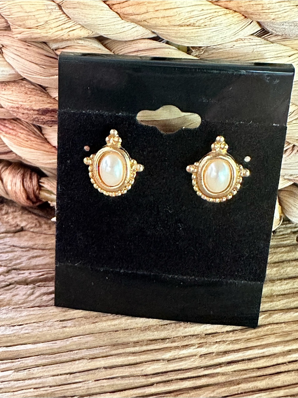 VTG Allison Reed Oval Faux Pearl Stud Earrings Gold Tone Victorian Pierced 80s